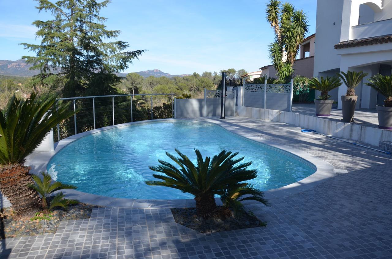 Belle Maison Avec Piscine Dans Les Hauteurs A Saint Raphael Kültér fotó